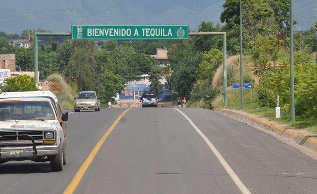 -Det är ett väldigt speciellt ögonblick varje gång man kör förbi skylten som välkomnar en till Tequila. Att promenera i den gamla kolonialstaden när skymningen faller och de varma vindarna för med sig den söta doften av bakad agave från alla de destillerier som jobbar dag och natt för att producera denna underbara dryck. 