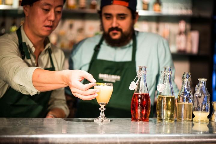 Vin möter mat 2014 Cocktailfilm med Joakim Liljeqvist och Sebastian De La Cruz - South East Side med limeinfuserad gin och Aperol Foto: Raphael Cameron Vanity Studios