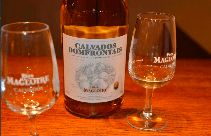 Till en Domfrontais ingår päron i musten till minst 30 procent.