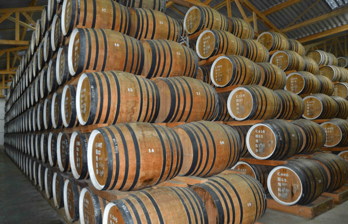 Den destillerade spriten lagras sedan många år på ekfat för att bli Calvados.