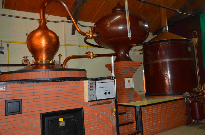 På bilden ses en typisk destillationsapparat hos Boulard.