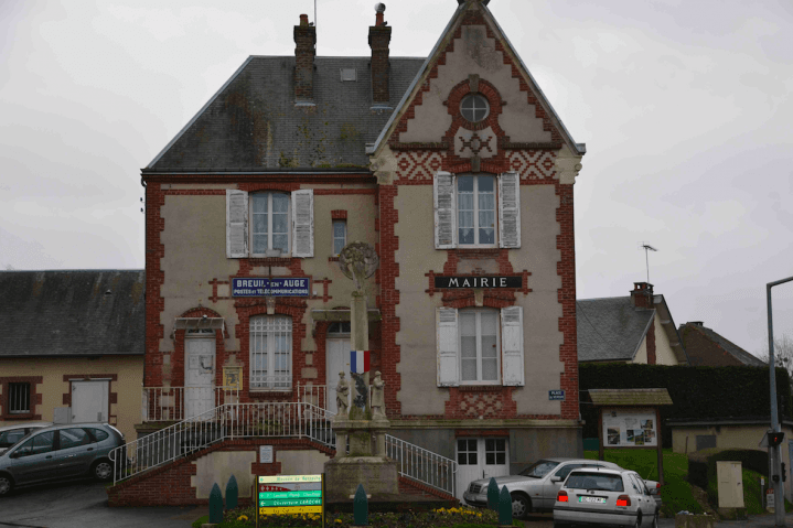 Calvados i Normandie är mycket pittoreskt. De små byarna har haft en dramatisk historia.