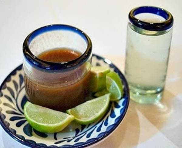 Tequila con Sangrita -En caballito (litet shotglas) med tequila och en sangrita. Det traditionella sättet att dricka sin tequila på i Mexico.