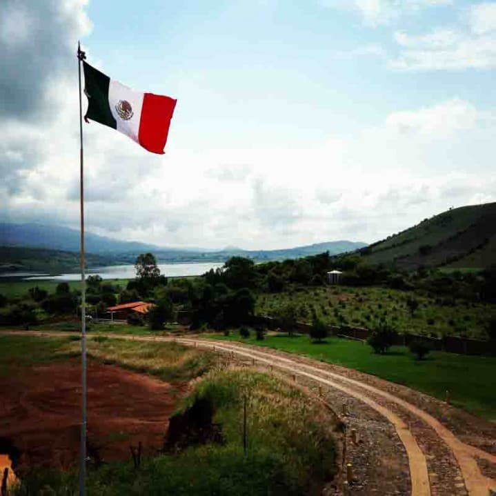 Viva México México lindo y querido. Den stolta fanan som vajjar I byn San Juanito de Escobedo bakom tequilavulkanen.