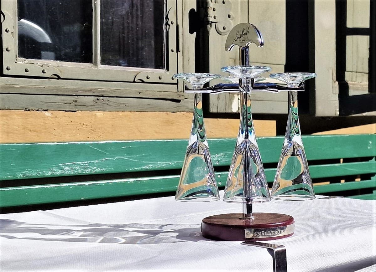 Snapsglas, nubbeglas i ställning